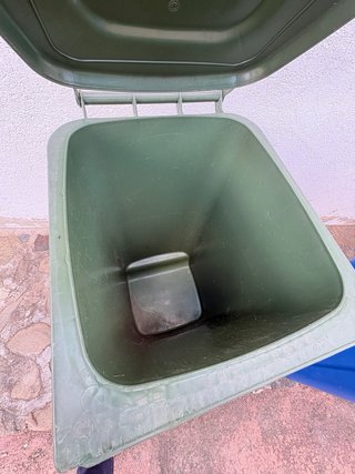 Cubos de basura verdes y azules con ruedas