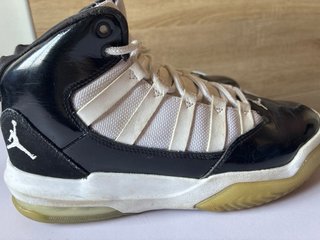 Botines Jordan Negro y Blanco