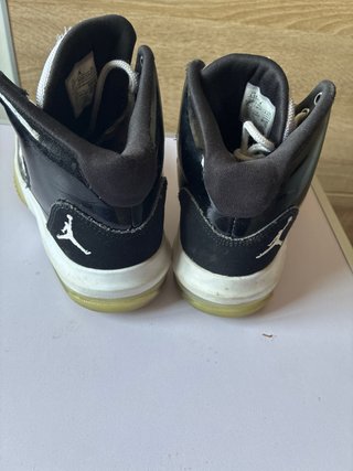 Botines Jordan Negro y Blanco