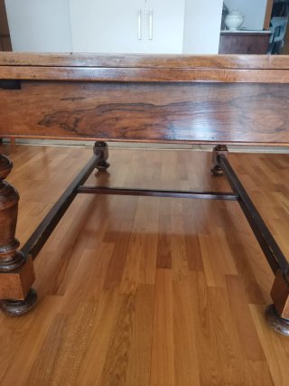 Mesa de comedor antigua hecha a mano