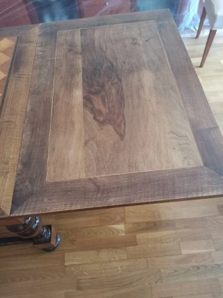 Mesa de comedor antigua hecha a mano