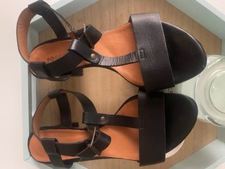 Sandalias Fosco de Piel color Negro.