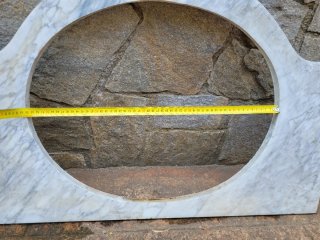 Lavabo de mármol con forma ovalada