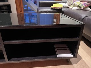 Mesa de centro IKEA negra cristal, cajones y rueda