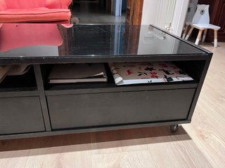 Mesa de centro IKEA negra cristal, cajones y rueda