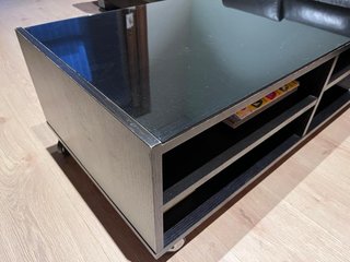Mesa de centro IKEA negra cristal, cajones y rueda