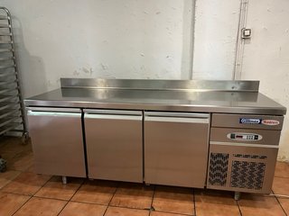 Bajo mostrador 3 puertas INFRICO