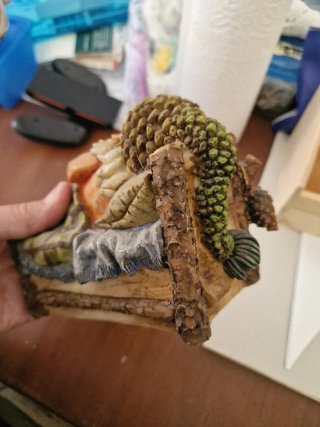 Gnomo che dorme su letto di legno