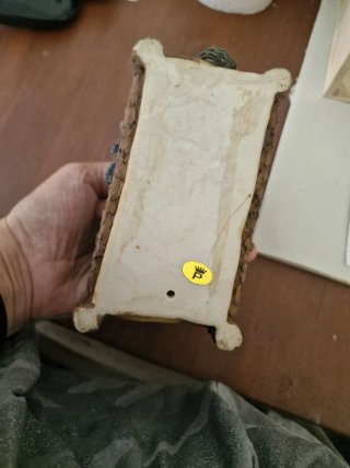 Gnomo che dorme su letto di legno