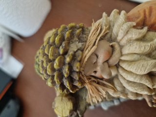 Gnomo che dorme su letto di legno