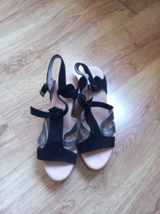 Sandalias de Piel Tacón Negro y Plata