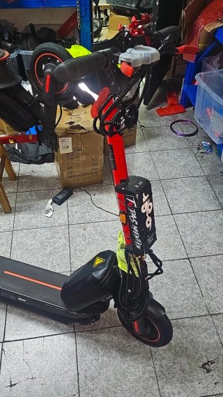 Patinete eléctrico rojo