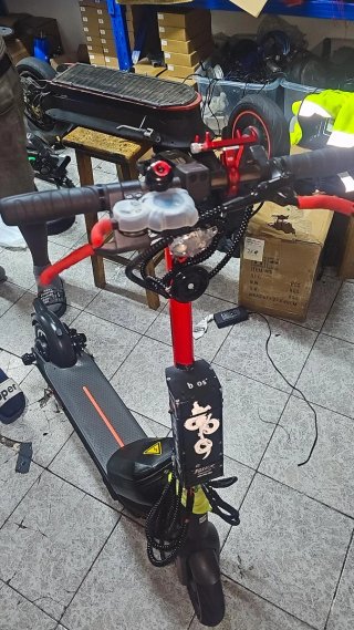 Patinete eléctrico rojo