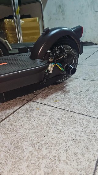 Patinete eléctrico rojo
