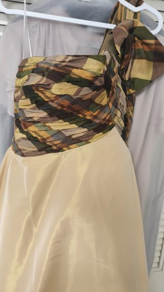 Vestido de fiesta asimétrico