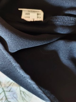 Blusa negra con detalles plateados