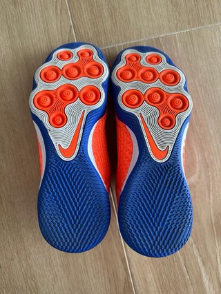 Zapatillas fútbol sala naranja y azul