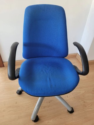 Silla de oficina azul y negra