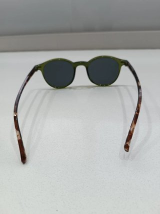 Gafas de sol verdes y multicolor