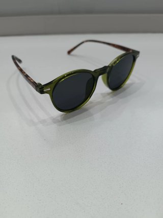 Gafas de sol verdes y multicolor