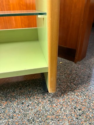 Mueble auxiliar verde de madera con ruedas