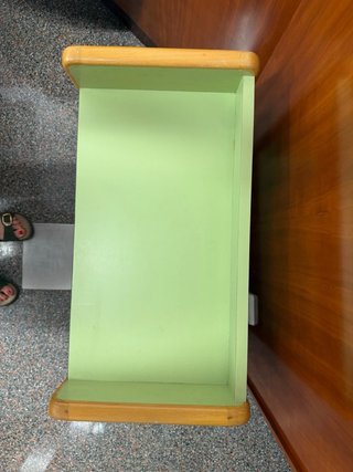 Mueble auxiliar verde de madera con ruedas