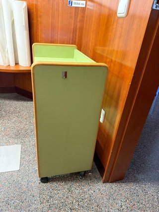 Mueble auxiliar verde de madera con ruedas