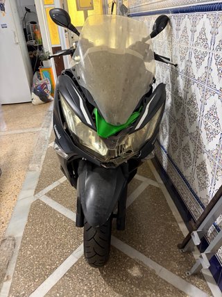 Kawasaki J300 Maxi Scooter