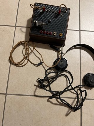 Radio antica con cuffie