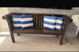 Mesa de patio y banco con cojines