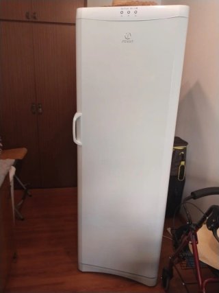 Congelador vertical Indesit