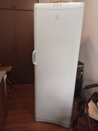 Congelador vertical Indesit
