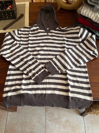 Sudadera de rayas marrones y blancas