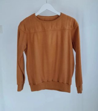 Jersey marrón con cuello redondo