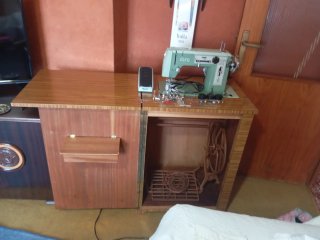 Máquina de coser Alfa antigua