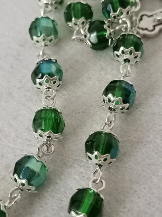 Rosario vintage con cristalli verde smeraldo