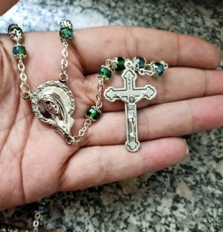 Rosario vintage con cristalli verde smeraldo