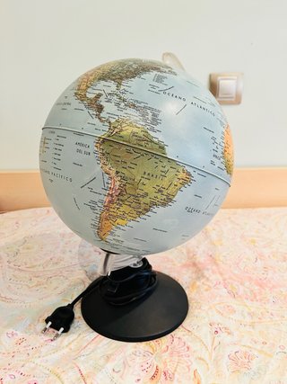 Globo terráqueo educativo con luz