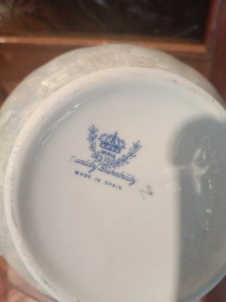 Juego de café de porcelana con detalles dorados