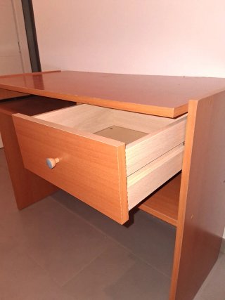 Cómoda y escritorio de madera marrón