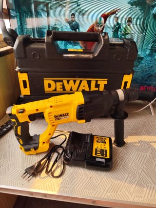 Taladro Percutor Dewalt DCH133NT