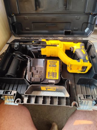 Taladro Percutor Dewalt DCH133NT