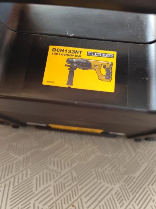 Taladro Percutor Dewalt DCH133NT