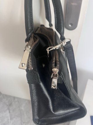 Bolso negro Guess (de hombro o mano)