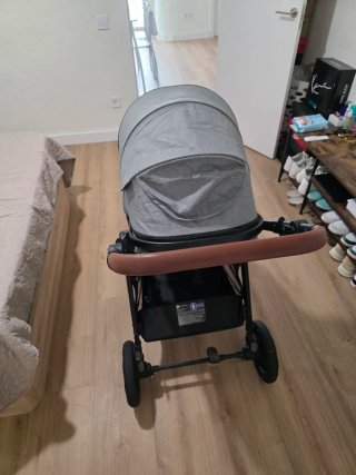 Carrito de bebé gris