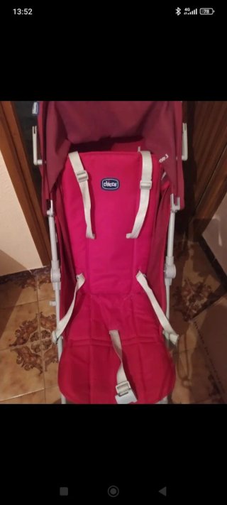 Carro de bebé rojo