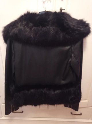 Elegante chaqueta polipiel negra con pelo