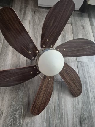 Ventilador de techo gris con luz 40€ los dos.
