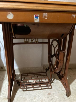 Máquina de coser Alfa con mueble