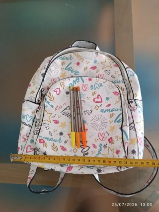 Mochila mediana con bolsillo antirrobo